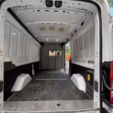 2022 Ford E-Transit 350 — photo 10