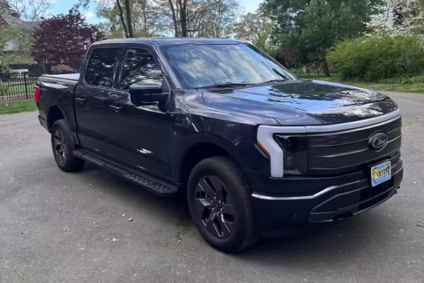 2022 Ford F-150 Lightning Lariat — photo 19