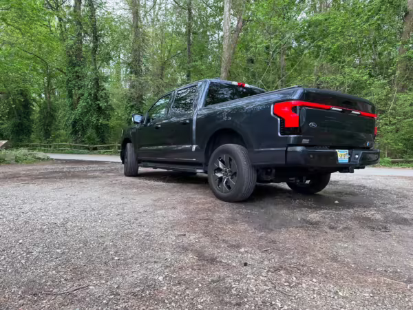 2022 Ford F-150 Lightning Lariat — photo 12