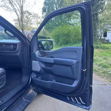 2022 Ford F-150 Lightning Lariat — photo 15