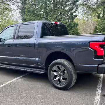 2022 Ford F-150 Lightning Lariat — photo 70