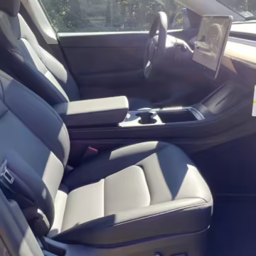 2022 Tesla Model Y Long Range AWD — photo 31