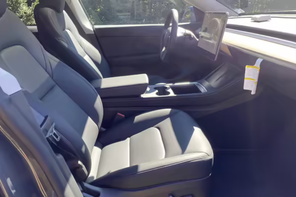 2022 Tesla Model Y Long Range AWD — photo 31