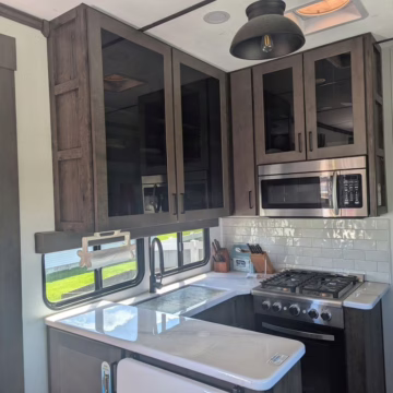 2021 Alliance RV Valor 40V13 — photo 3