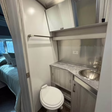 2024 Airstream International 25FB — photo 5