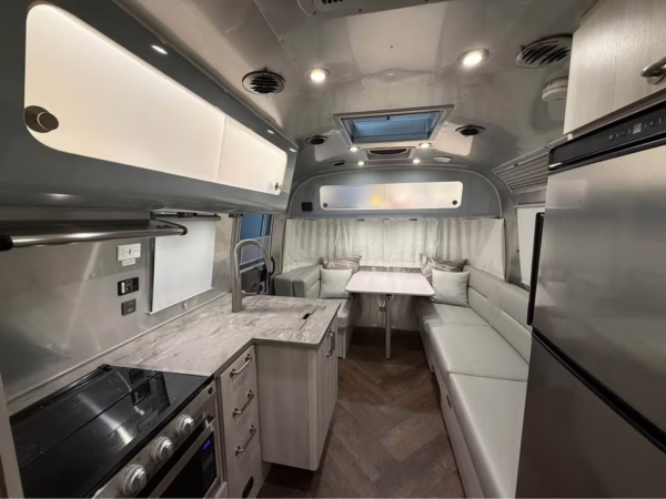 2024 Airstream International 25FB — photo 8